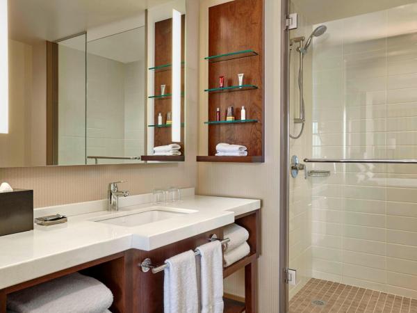 Calgary Airport Marriott In-Terminal Hotel : photo 3 de la chambre chambre lit king-size