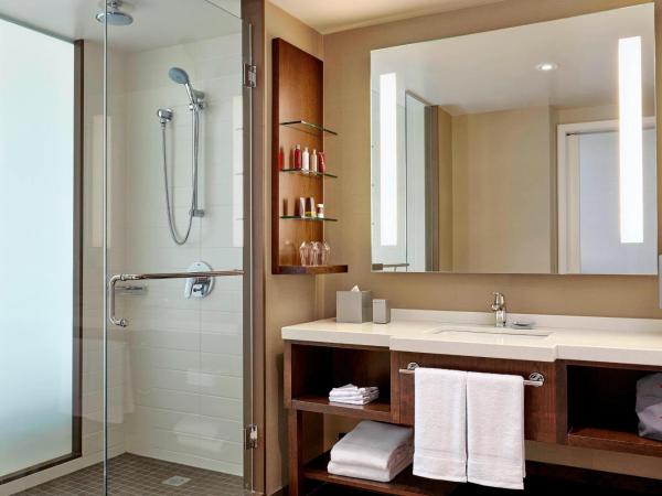 Calgary Airport Marriott In-Terminal Hotel : photo 3 de la chambre chambre lit king-size ou queen-size - vue sur aéroport - Étage concierge