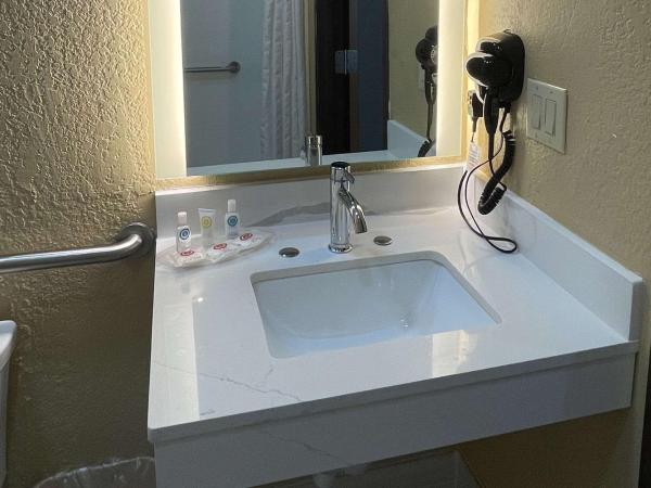 Comfort Suites Near Seaworld : photo 4 de la chambre suite lit king-size avec jacuzzi - non-fumeurs