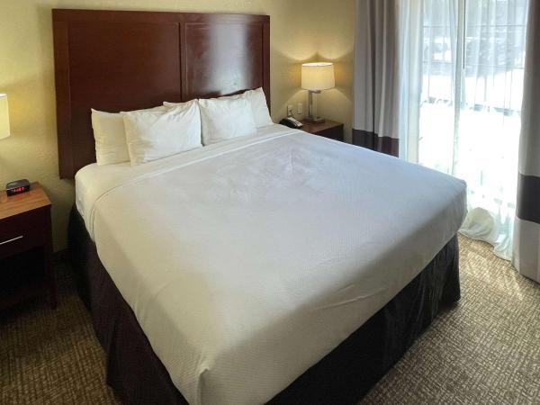 Comfort Suites Near Seaworld : photo 4 de la chambre suite lit king-size – non-fumeurs