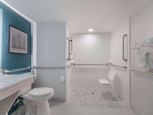 Clarion Pointe OKC Airport : photo 1 de la chambre chambre lit king-size - accessible aux personnes à mobilité réduite - non-fumeurs