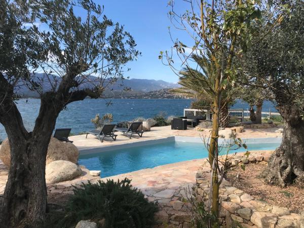 Maranatha, Location de Villas pieds dans l'eau : photo 10 de la chambre chambre double avec salle de bains privative