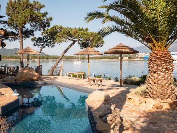 Maranatha, Location de Villas pieds dans l'eau : photo 3 de la chambre chambre double avec salle de bains privative