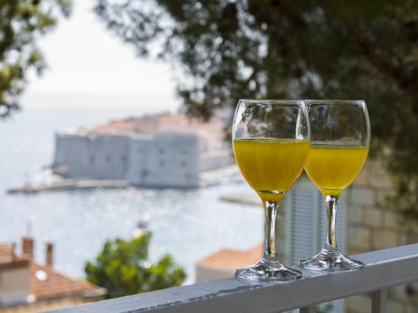 Suncana Apartments Dubrovnik : photo 3 de la chambre studio avec balcon et vue sur la mer