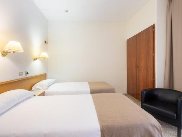 Hotel Leuka : photo 1 de la chambre chambre lits jumeaux