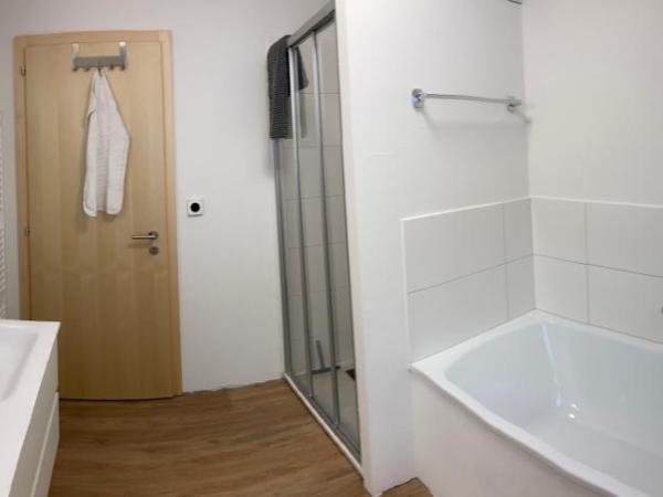 Le Lézard et la Grenouille BnB : photo 7 de la chambre chambre lit queen-size avec salle de bains commune