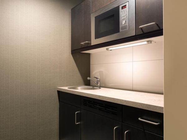 DoubleTree by Hilton Luxembourg : photo 8 de la chambre suite lit king-size avec kitchenette
