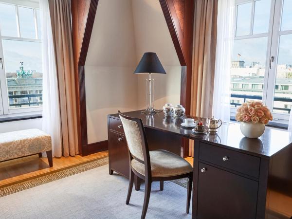 Hotel Adlon Kempinski Berlin : photo 8 de la chambre suite deluxe porte de brandebourg