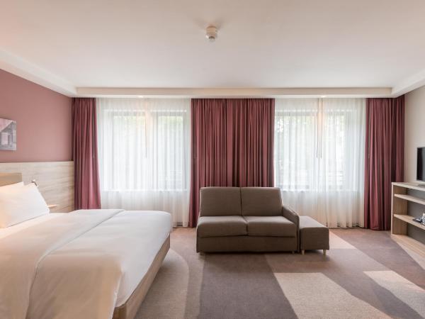 Hampton By Hilton Frankfurt City Centre East : photo 5 de la chambre chambre lit queen-size pour personnes à mobilité réduite - non-fumeurs