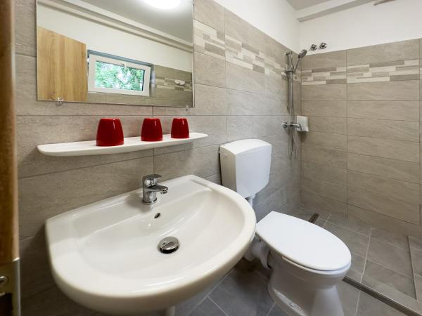 Írisz Panzió : photo 10 de la chambre chambre familiale avec terrasse