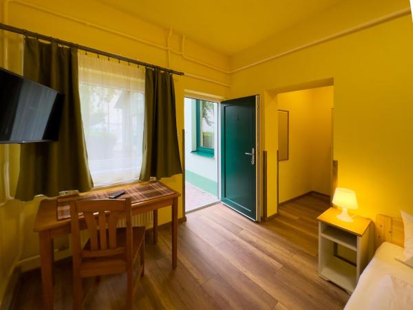 Írisz Panzió : photo 2 de la chambre chambre double avec 2 lits doubles