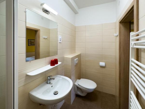 Írisz Panzió : photo 3 de la chambre chambre lits jumeaux - vue sur jardin