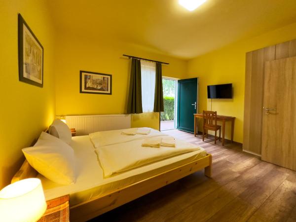 Írisz Panzió : photo 7 de la chambre chambre lits jumeaux - vue sur jardin