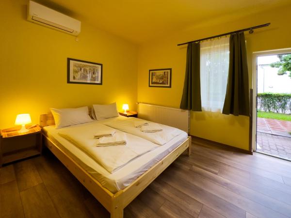 Írisz Panzió : photo 8 de la chambre chambre lits jumeaux - vue sur jardin