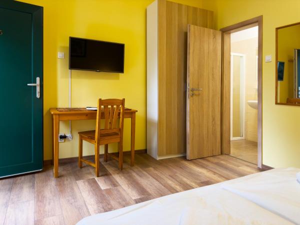 Írisz Panzió : photo 9 de la chambre chambre lits jumeaux - vue sur jardin