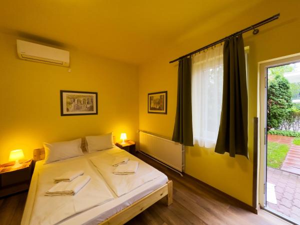 Írisz Panzió : photo 10 de la chambre chambre lits jumeaux - vue sur jardin