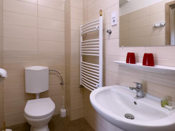 Írisz Panzió : photo 7 de la chambre chambre double avec lit d'appoint