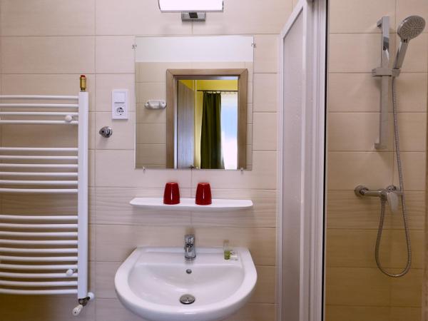 Írisz Panzió : photo 6 de la chambre chambre double avec lit d'appoint