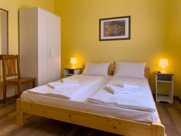 Írisz Panzió : photo 4 de la chambre chambre double avec lit d'appoint