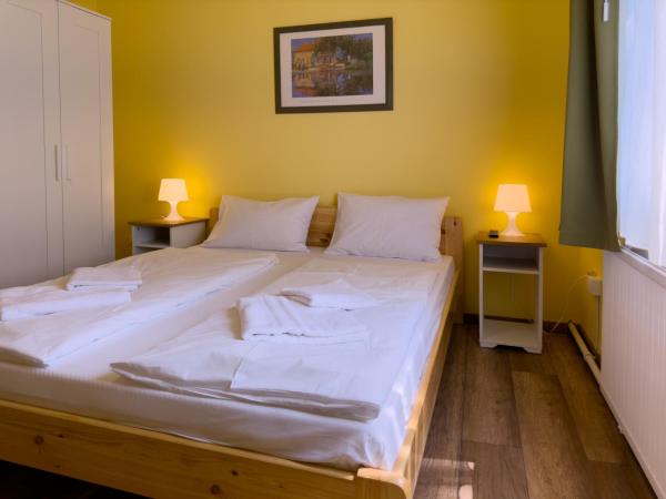 Írisz Panzió : photo 3 de la chambre chambre double avec lit d'appoint