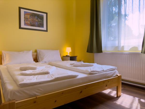 Írisz Panzió : photo 2 de la chambre chambre double avec lit d'appoint