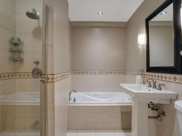 Best Western Ville-Marie Hotel & Suites : photo 5 de la chambre suite lit king-size avec jacuzzi