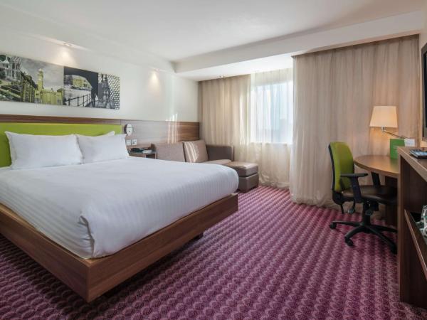 Hampton by Hilton Birmingham Broad Street : photo 1 de la chambre chambre familiale avec canapé-lit