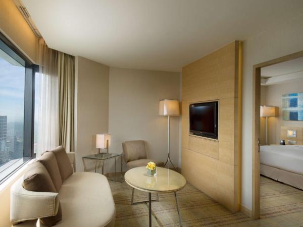 DoubleTree By Hilton Kuala Lumpur : photo 4 de la chambre suite deluxe avec lit king-size