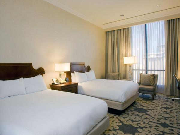 Hilton New Orleans Riverside : photo 1 de la chambre hébergement premium 2 lits queen-size avec baignoire adaptée - accessible aux personnes à mobilité réduite