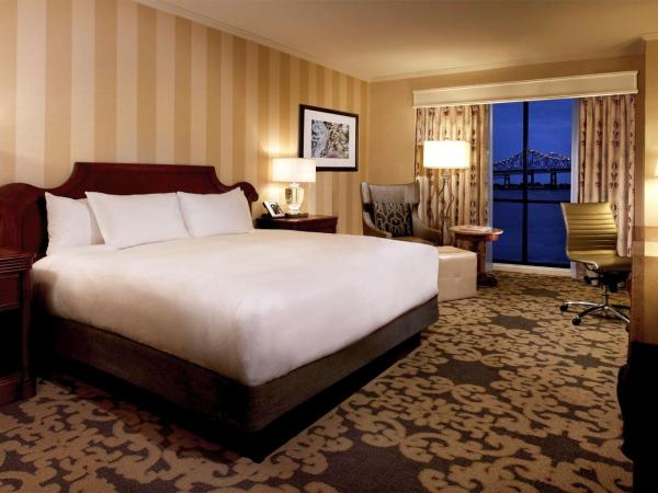 Hilton New Orleans Riverside : photo 4 de la chambre chambre lit king-size avec douche accessible en fauteuil roulant - adaptée aux personnes à mobilité réduite et aux malentendants