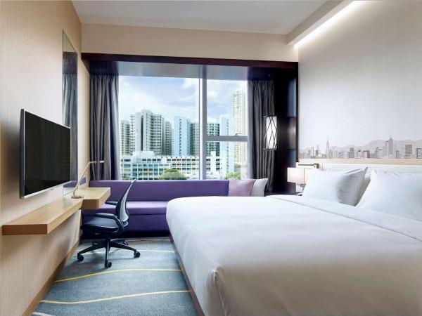 Hilton Garden Inn Hong Kong Mongkok : photo 1 de la chambre chambre lit king-size - vue sur jardin