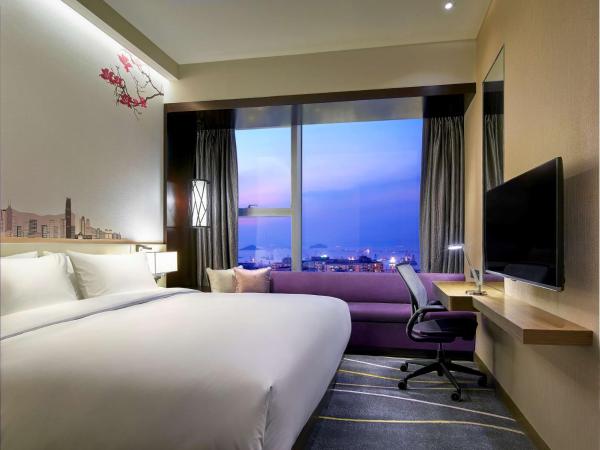 Hilton Garden Inn Hong Kong Mongkok : photo 1 de la chambre chambre lit king-size deluxe - vue sur port