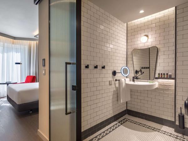 Canopy by Hilton Madrid Castellana : photo 3 de la chambre chambre lit queen-size - pour personnes à mobilité réduite