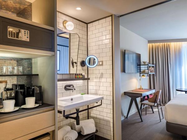 Canopy by Hilton Madrid Castellana : photo 3 de la chambre chambre lit king-size - vue sur ville