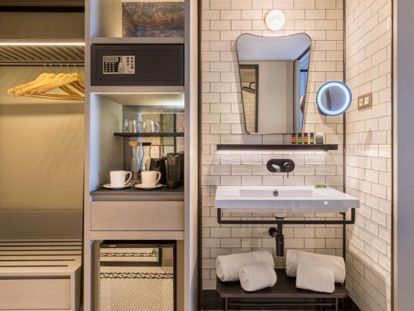 Canopy by Hilton Madrid Castellana : photo 4 de la chambre chambre lit king-size - vue sur ville