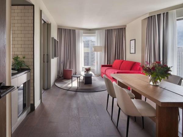 Canopy by Hilton Madrid Castellana : photo 2 de la chambre suite 1 chambre lit king-size – vue sur ville