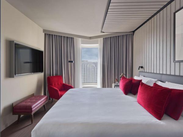 Canopy by Hilton Madrid Castellana : photo 1 de la chambre chambre lit king-size - vue sur ville