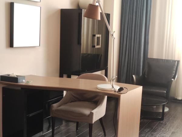 Golden Tulip Bund New Asia (The Former Jinjiang Metropolo Hotel Classiq Shanghai,Rock Bund) : photo 2 de la chambre chambre lit king-size avec canapé-lit