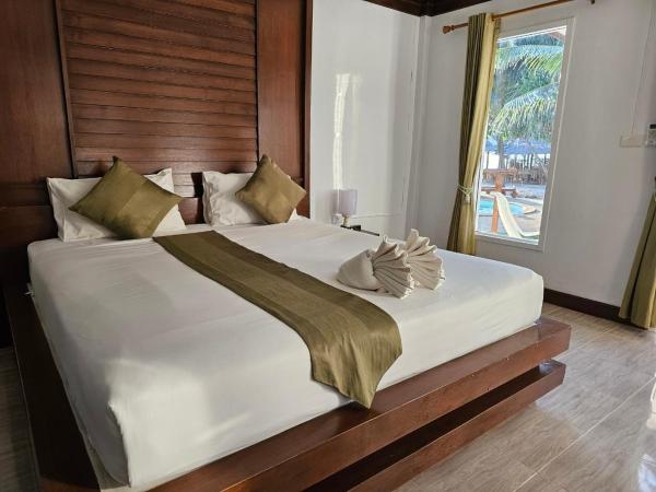 Lanta Nice Beach Resort - SHA Extra Plus : photo 3 de la chambre deluxe bungalow beach side row two and row three
