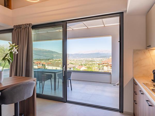 CITY HILL Luxury Apartments : photo 8 de la chambre suite junior avec balcon