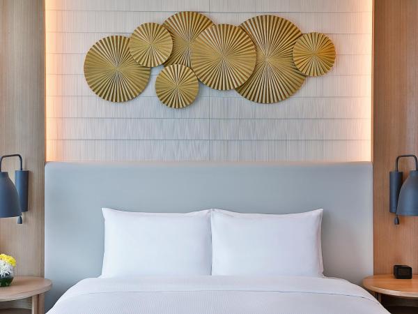 DoubleTree by Hilton Dubai - Business Bay : photo 5 de la chambre chambre d’angle lit king-size - vue sur burj khalifa