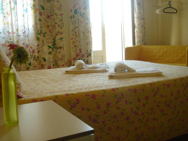 CoolHostel : photo 3 de la chambre chambre quadruple avec salle de bains commune