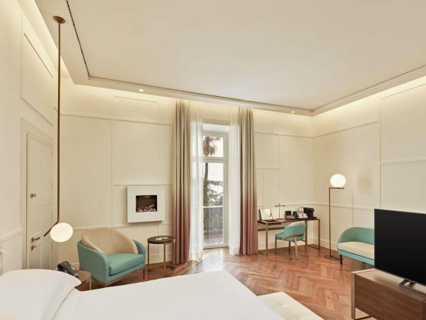 The Britannique Hotel Naples, Curio Collection By Hilton : photo 2 de la chambre suite junior lit king-size avec cheminée