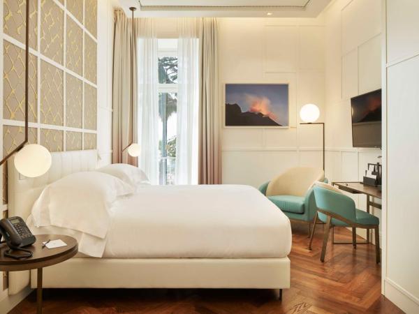 The Britannique Hotel Naples, Curio Collection By Hilton : photo 1 de la chambre chambre lit king-size - accessible aux personnes à mobilité réduite 