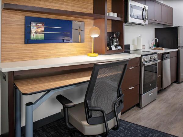 TownePlace Suites by Marriott Orlando Airport : photo 3 de la chambre suite 1 chambre lit king-size avec canapé-lit