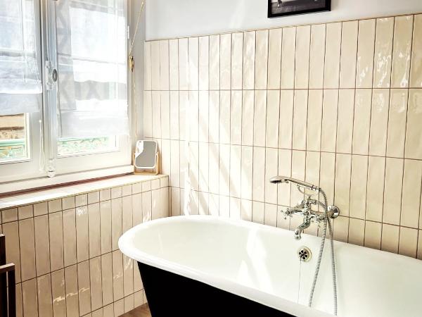 Maison d'hôte Les Allois : photo 4 de la chambre chambre double avec salle de bains privative