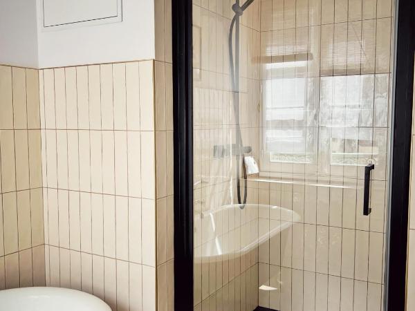Maison d'hôte Les Allois : photo 3 de la chambre chambre double avec salle de bains privative