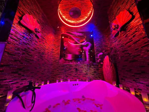 Priamos Hotel Erato : photo 7 de la chambre suite lit king-size avec baignoire spa