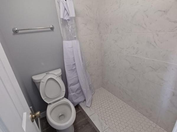 Palmsbythebeach : photo 1 de la chambre chambre double avec salle de bains privative
