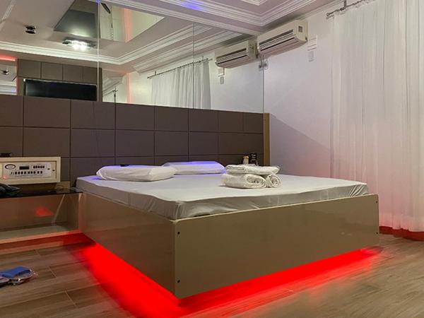 MOTEL 2000 : photo 1 de la chambre suite lit queen-size deluxe